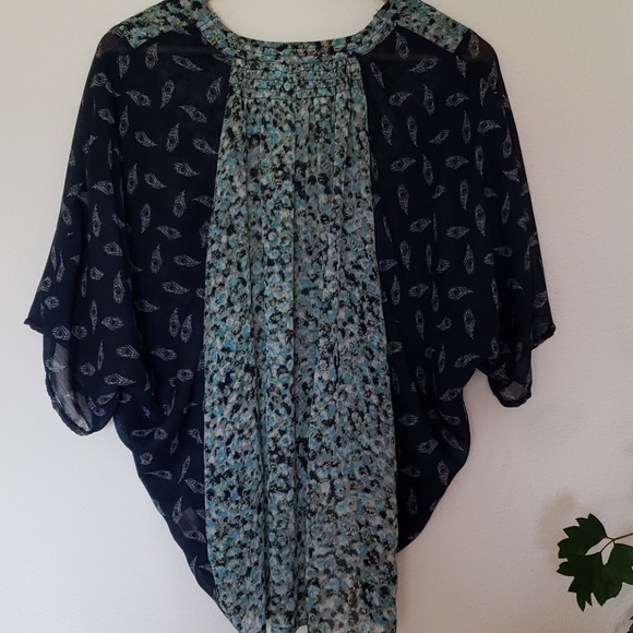 Black poppy top - Picture 2 of 8